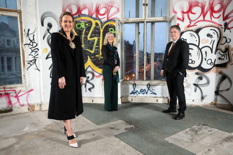 Belfast Stories à Lord Mayor of Belfast Councillor Kate Nicholl, Suzanne Wylie, Chief Executive of Belfast City Council and chair of the Belfast Region City Deal Executive Board, and Richard Williams, Chief Executive of NI Screen, pictured in the Bank of Ireland building on Royal Avenue, Belfast.