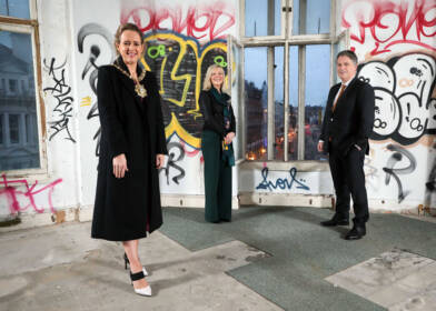 Belfast Stories à Lord Mayor of Belfast Councillor Kate Nicholl, Suzanne Wylie, Chief Executive of Belfast City Council and chair of the Belfast Region City Deal Executive Board, and Richard Williams, Chief Executive of NI Screen, pictured in the Bank of Ireland building on Royal Avenue, Belfast.